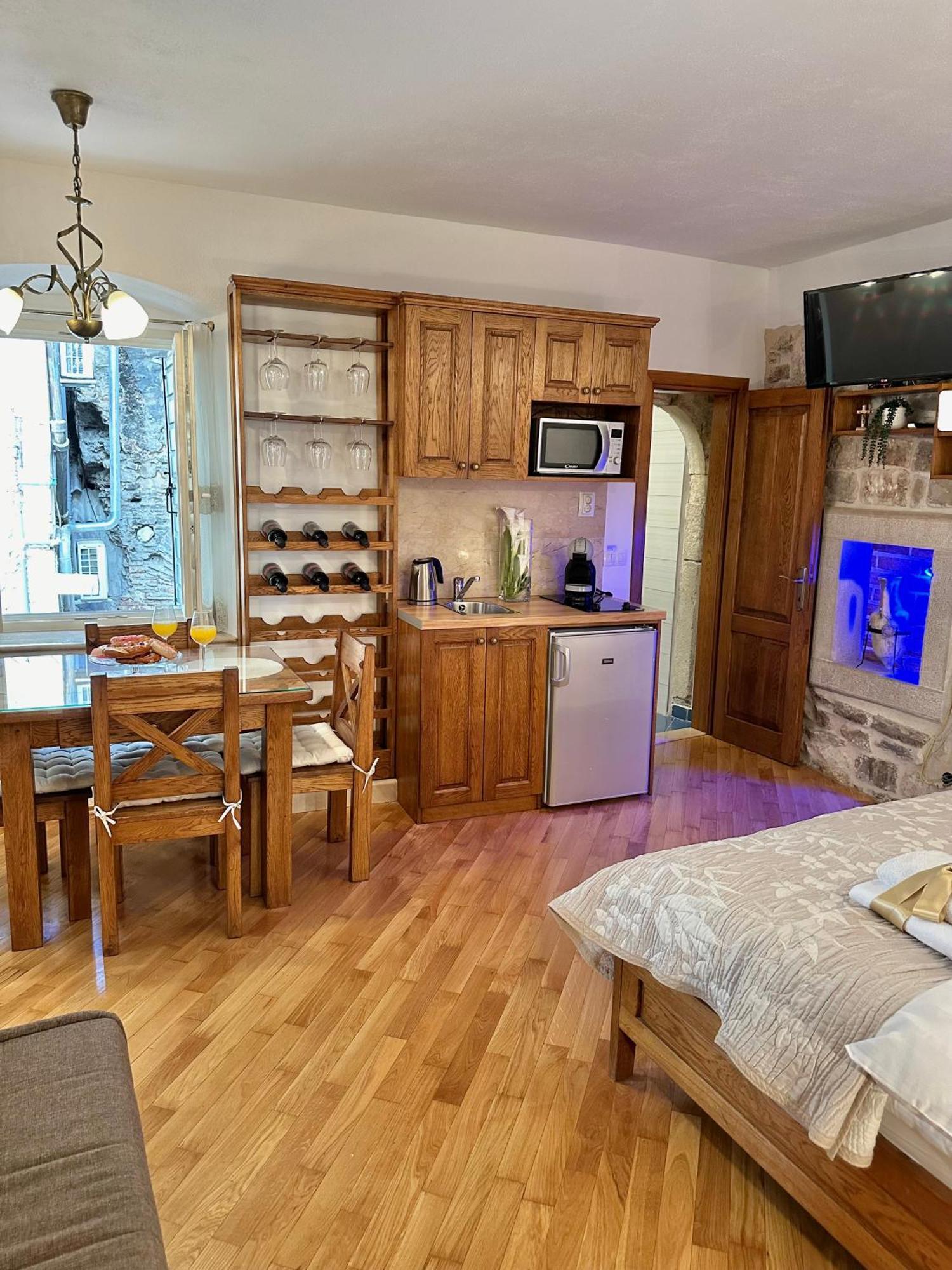 Diocletian Wine Studio Apartment II สปลิท ภายนอก รูปภาพ